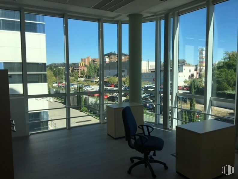 Oficina en venta en Edificio Oficant, Ronda Poniente, 15, Tres Cantos, Madrid, 28760 con silla, mueble, cielo, edificio, mesa, accesorio, ventana, planta, interiorismo y sombra alrededor