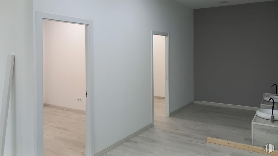 Local en alquiler y venta en Calle Abastos, 94, Aranjuez, Madrid, 28300 con puerta, suelos, suelo, pared, madera, suelos de madera, interiorismo, apartamento, suelo laminado y habitación alrededor