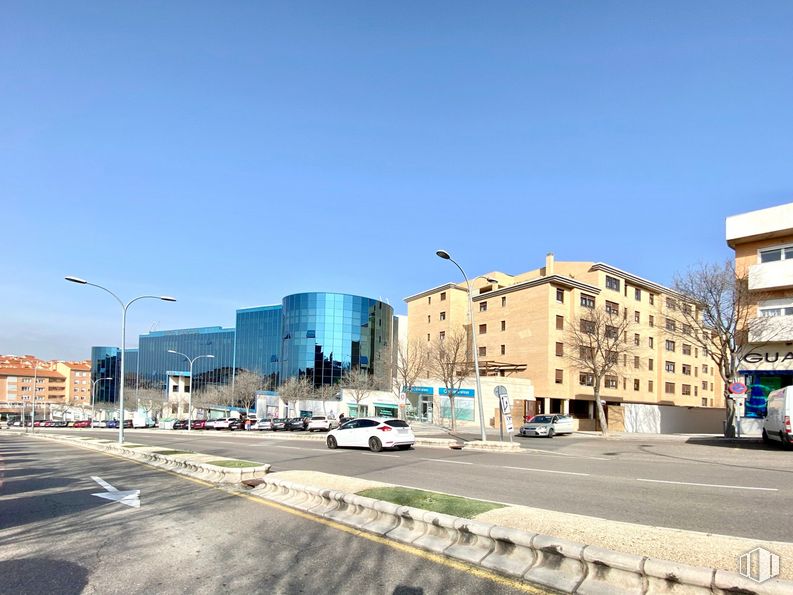 Retail for sale & for rent at Avenida Irlanda, Toledo, 45005 with building, street light, sky, wheel, daytime, car, window, road surface, vehicle and asphalt around