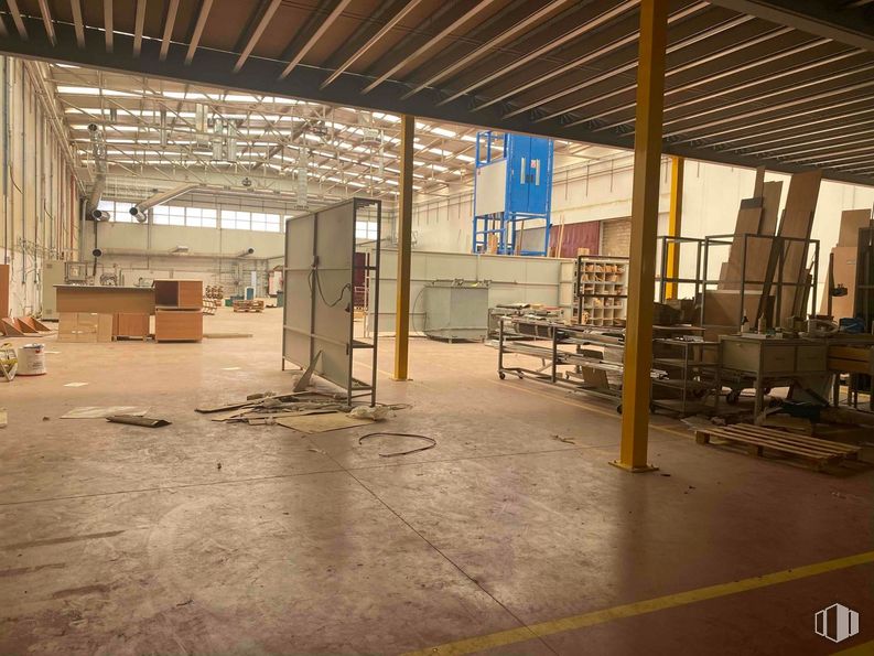 Nave en alquiler en Zona industrial, Getafe, Madrid, 28906 con madera, haz, suelo, hall, suelos, gas, ingeniería, máquina, material de construcción y sombra alrededor