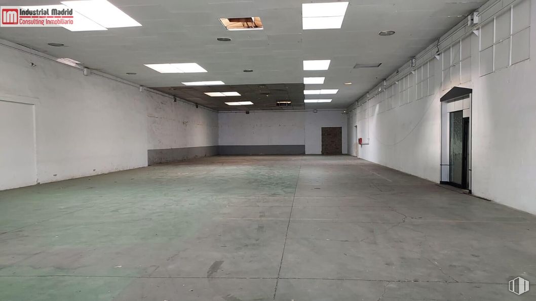 Industrial for sale at Polígono Industrial Finanzauto, Arganda del Rey, Madrid, 28500 with door, light fixture, building, hall, flooring, ceiling, concrete, fixture, room and house around