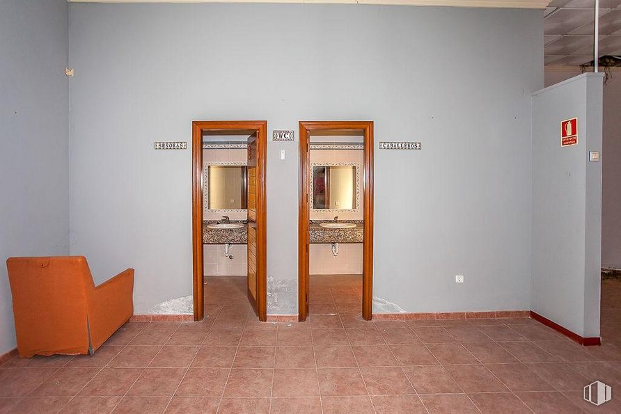 Nave en venta en Calle Olivar Grande, Guadamur, Toledo, 45160 con silla, edificio, puerta, madera, interiorismo, casa, suelos, suelo, estantería y arte alrededor