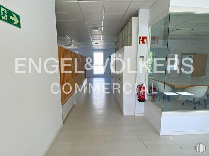 Oficina en alquiler en Calle Julián Camarillo, 38, San Blas - Canillejas, Madrid, 28037 con silla, edificio, accesorio, interiorismo, suelo, suelos, diseño automovilístico, puerta, vidrio y techo alrededor