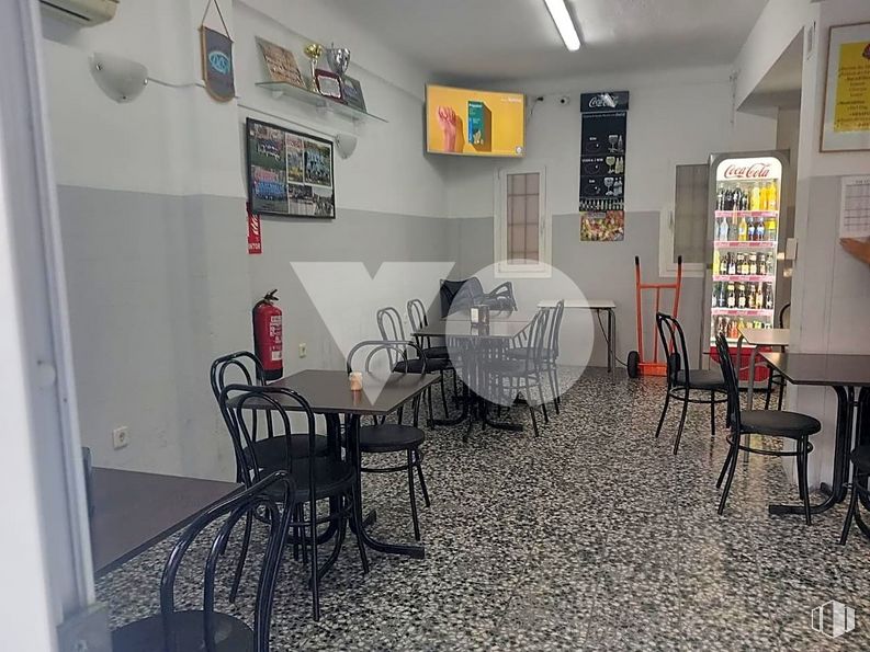 Retail for sale & for rent at Calle José Arcones Gil, Ciudad Lineal, Madrid, 28017 with chair, table, furniture, property, interior design, flooring, floor, living room, picture frame and house around