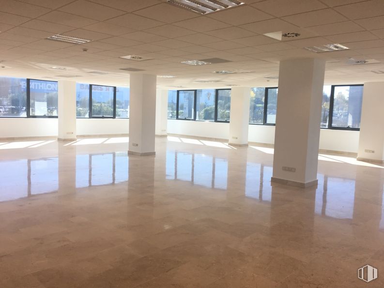 Office for rent at Edificio Europa I, Avenida Fuencarral, 24, Alcobendas, Madrid, 28108 with window, fixture, floor, wood, flooring, hall, building material, glass, composite material, event and column around