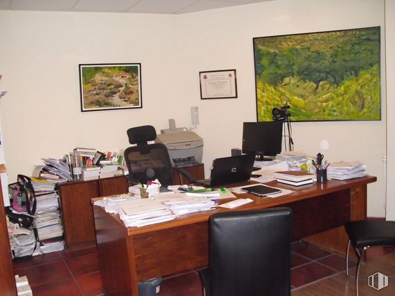 Office for sale at Calle Gabriel y Galán, 4, Ávila, 05001 with picture frame, desk, computer monitor, chair, home appliance, table, furniture, property, computer desk, computer, building and interior design around