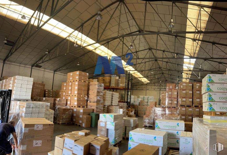 Industrial for sale at Polígono industrial San Fernando, San Fernando de Henares, Madrid, 28830 with person, clothing, warehouse, factory, building material, inventory, company, cardboard packaging, steel and shipping box around