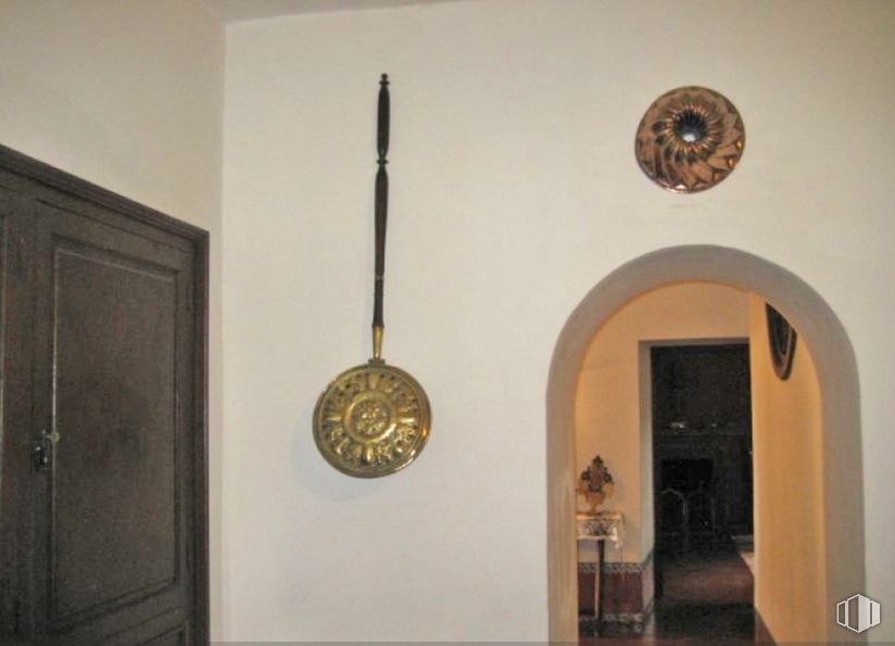 Suelo en venta en Callejón de Bastida, Toledo, 45004 con reloj, puerta, espejo, alumbrado, madera, edificio, círculo, metal, techo y accesorio alrededor