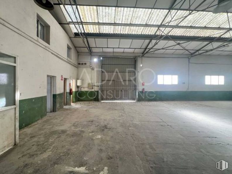 Nave en venta en Zona industrial, Paracuellos de Jarama, Madrid, 28860 con ventana, accesorio, edificio, hall, suelos, techo, hormigón, planta, puerta y asfalto alrededor