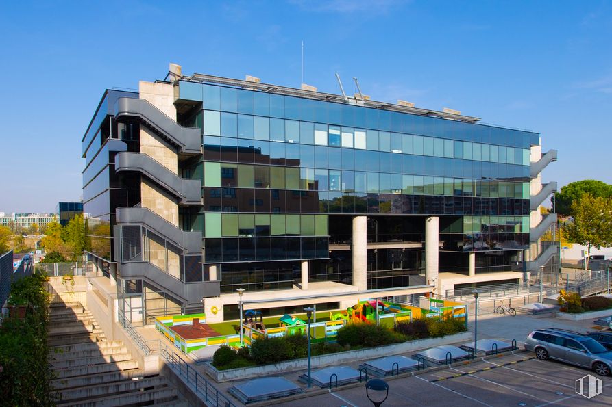 Oficina en alquiler en Avenida Bruselas, 5, Alcobendas, Madrid, 28108 con edificio, coche, cielo, propiedad, ventana, bloque de pisos, arquitectura, diseño urbano, condominio, planta y fachada alrededor