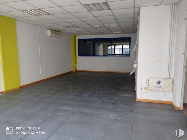 Industrial for rent at Calle Luis I, Villa de Vallecas, Madrid, 28031 with window, building, house, fixture, hall, floor, flooring, door, wood and ceiling around