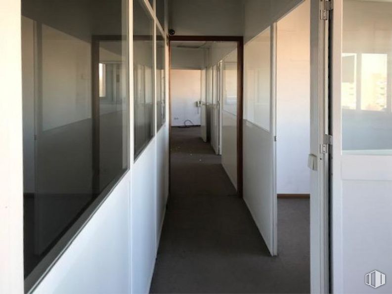 Office for sale at Zona Puente Alcocer, Villaverde, Madrid, 28041 with building, fixture, architecture, floor, hall, flooring, rectangle, glass, door and vehicle door around