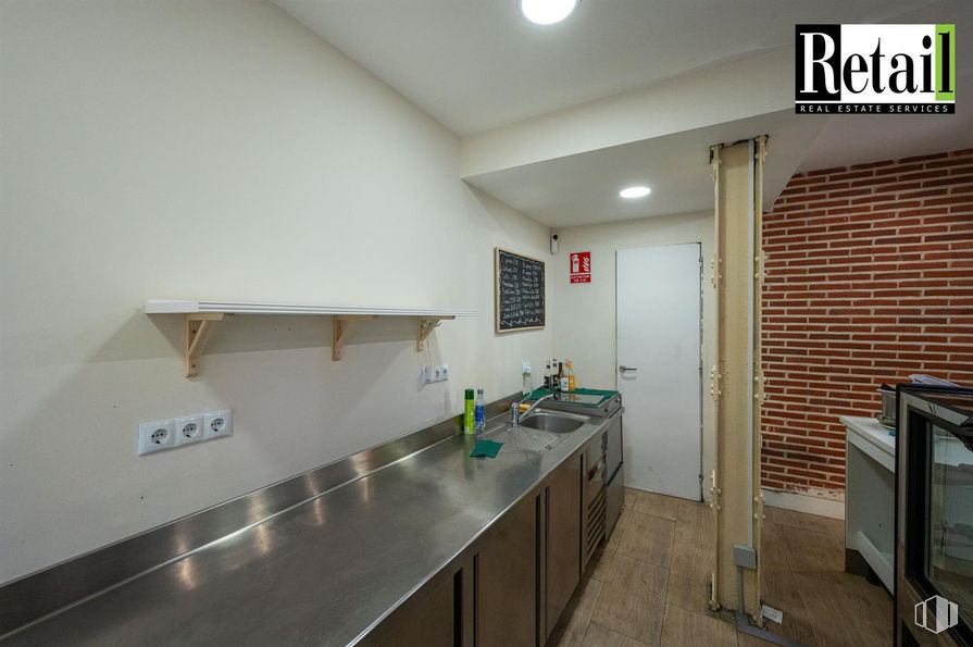 Local en alquiler y venta en Calle O'Donnell, Retiro, Madrid, 28009 con encimera, puerta, ebanistería, fregadero, fregadero, grifo, edificio, accesorios de fontanería, cocina y interiorismo alrededor