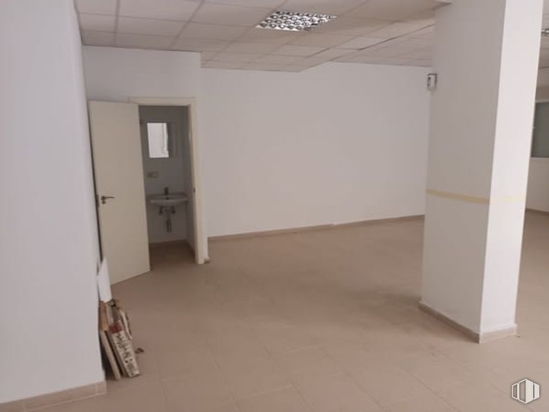 Retail for sale at Calle Cardenal Reig, Ocaña, Toledo, 45300 with door, flooring, floor, ceiling, tile flooring, hall, building material, tile, plaster and daylighting around