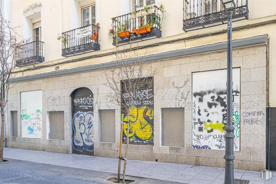 Retail for rent at Zona Chueca - Justicia, Centro, Madrid, 28004 with window, property, building, infrastructure, lighting, neighbourhood, fixture, art, font and house around