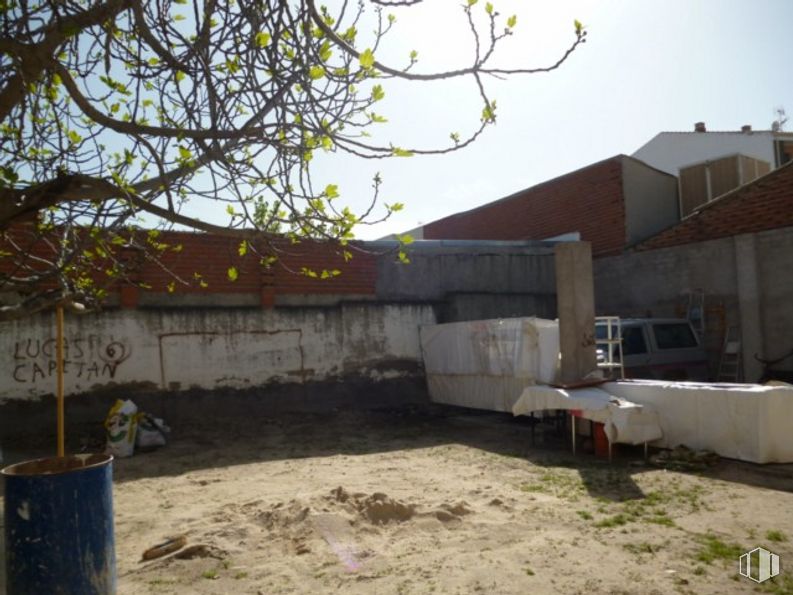 Land for sale at Calle Ramón y Cajal, Fuensalida, Toledo, 45510 with flowerpot, furniture, house, sky, building, shade, land lot, plant, tree and residential area around