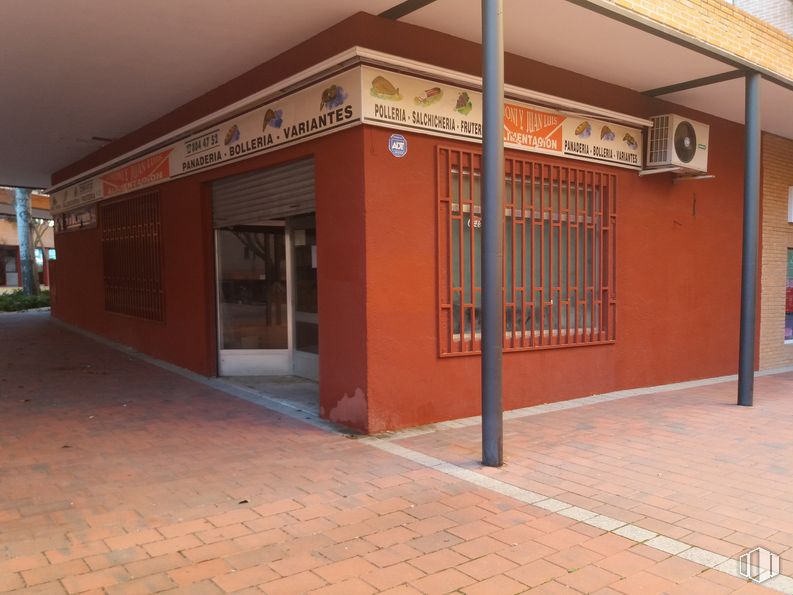 Retail for sale at Calle Embarcaciones, 4, Tres Cantos, Madrid, 28760 with building, window, fixture, brick, real estate, facade, wood, brickwork, building material and road surface around