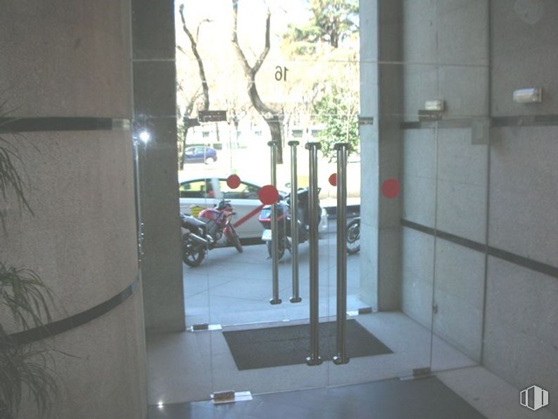 Oficina en alquiler en Paseo Recoletos, 16, Salamanca, Madrid, 28001 con motocicleta, persona, neumático, rueda, coche, planta, accesorio, vehículo, iluminación automotriz y edificio alrededor