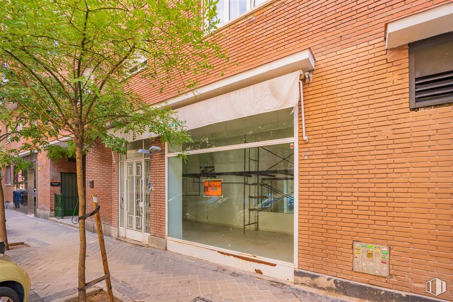 Local en venta en Calle Fernández de la Hoz, 76, Chamberí, Madrid, 28003 con ventana, edificio, árbol, sombra, planta, ladrillo, superficie de la carretera, albañilería, zona residencial y diseño urbano alrededor