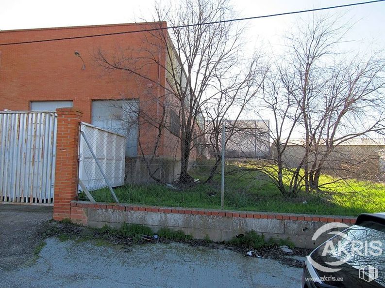 Industrial for sale at Calle Río Torviscal, Toledo, 45007 with person, building, tire, plant, sky, water, tree, automotive lighting, road surface and house around