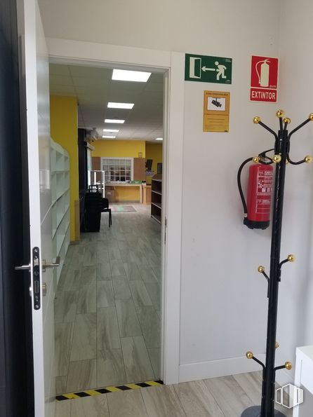 Local en venta en Zona Las Tablas, Fuencarral - El Pardo, Madrid, 28050 con propiedad, accesorio, interiorismo, suelo, suelos, madera, edificio, barredora de alfombras, pared y gas alrededor