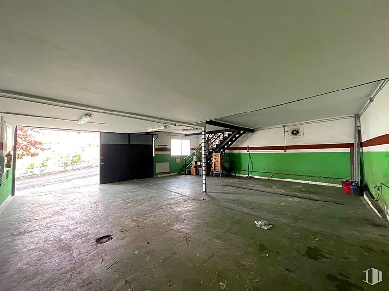 Industrial for rent at Calle Buenavista, Navalcarnero, Madrid, 28600 with floor, flooring, parking, parking lot, hall, sports venue and basement around