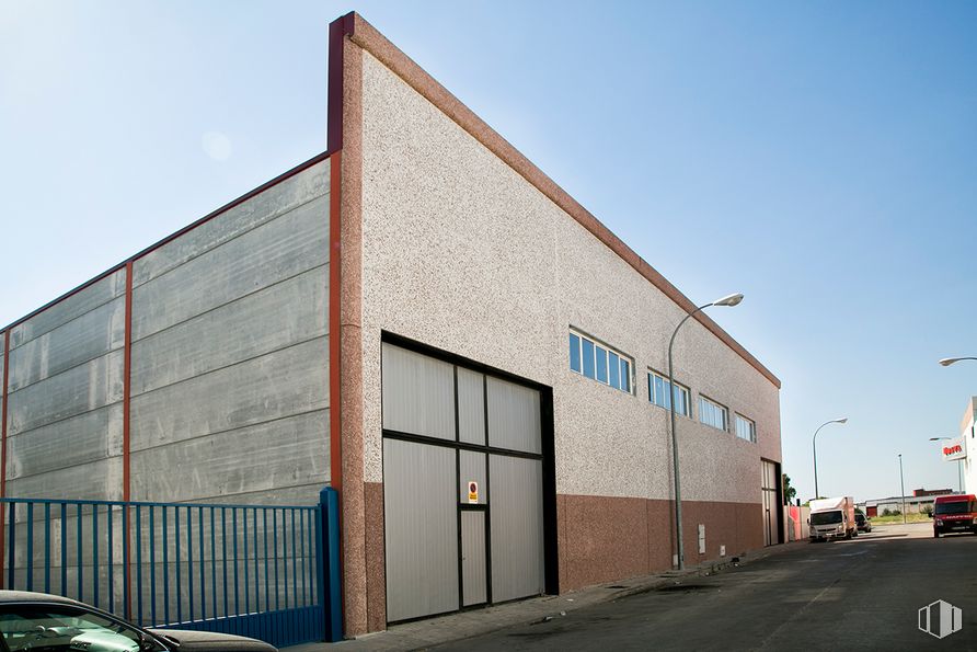 Industrial for sale at Calle Fernando III El Santo, 5, Talavera de la Reina, Toledo, 45600 with door, building, car, automotive parking light, sky, architecture, street light, asphalt, vehicle and automotive exterior around