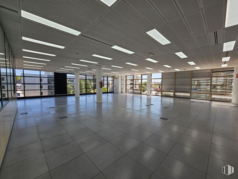 Oficina en alquiler en Natea Business Park, Avenida Industria, 4, Alcobendas, Madrid, 28108 con lámpara, accesorio, interiorismo, hall, suelos, suelo, vidrio, edificio, techo y edificio comercial alrededor