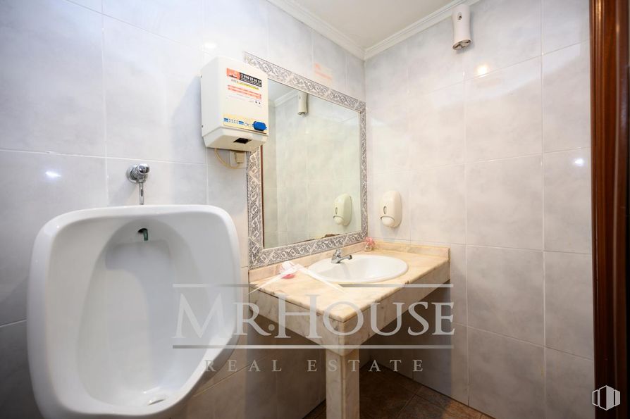 Retail for sale at Calle Dos Amigos, Parla, Madrid, 28980 with sink, plumbing fixture, bathroom, flooring, floor, bathroom sink, interior design, plumbing, tap and room around