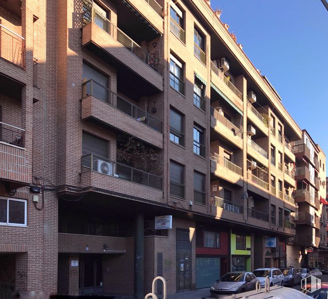 Retail for rent at Calle Joaquina Santander, 40, Talavera de la Reina, Toledo, 45600 with car, building, sky, window, tower block, condominium, urban design, vehicle, commercial building and real estate around