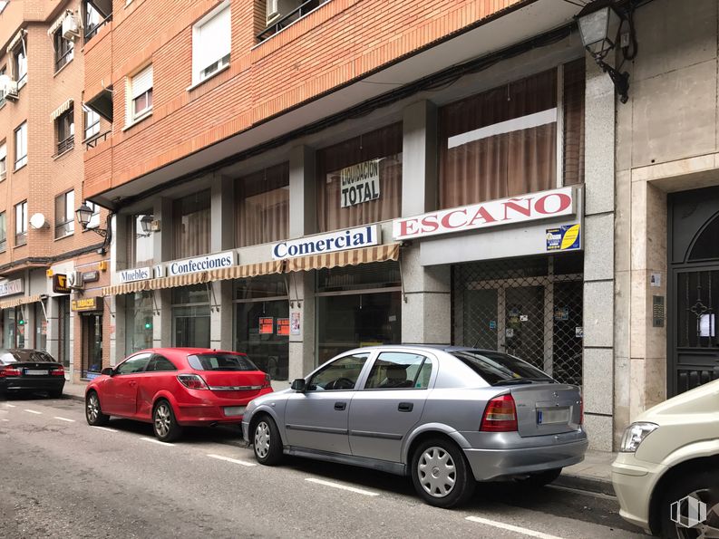 Retail for sale at Calle Luis Jiménez, 8, Talavera de la Reina, Toledo, 45600 with car, wheel, tire, automotive parking light, land vehicle, vehicle, window, building, automotive side marker light and motor vehicle around