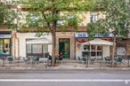 Retail for rent at Calle Vallehermoso, 96, Chamberí, Madrid, 28003 with table, building, person, window, tree, urban design, door, road surface, plant and facade around