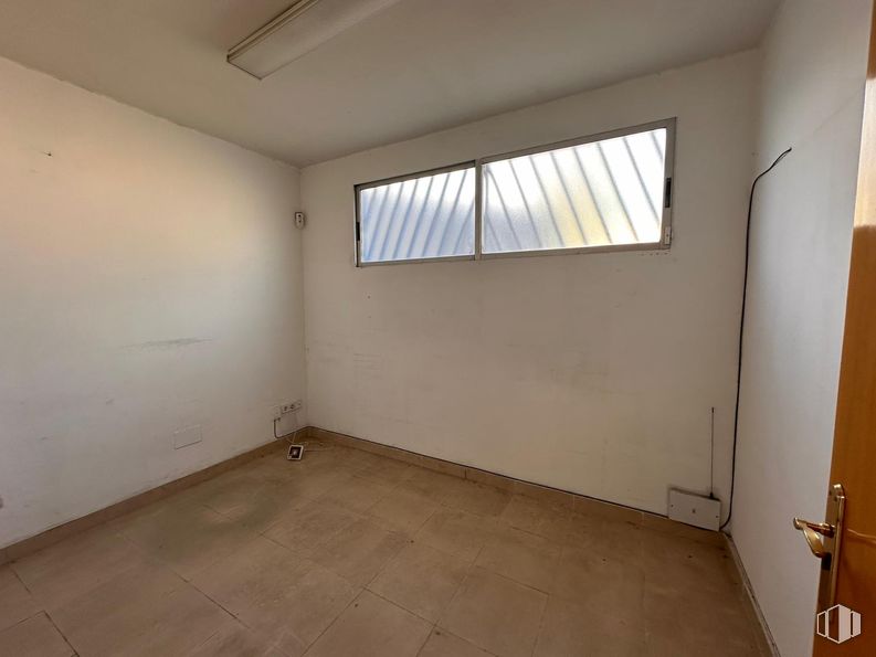 Nave en venta en Vereda Yeguas, Arganda del Rey, Madrid, 28500 con ventana, edificio, accesorio, madera, casa, sombra, suelo, suelos, hall y puerta alrededor