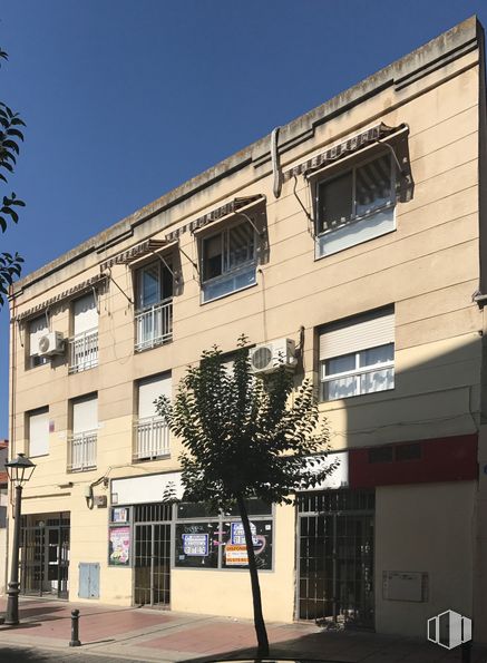 Retail for sale at Calle Pesquera, 28, Torrejón de Ardoz, Madrid, 28850 with window, building, sky, property, plant, urban design, tree, neighbourhood, residential area and material property around