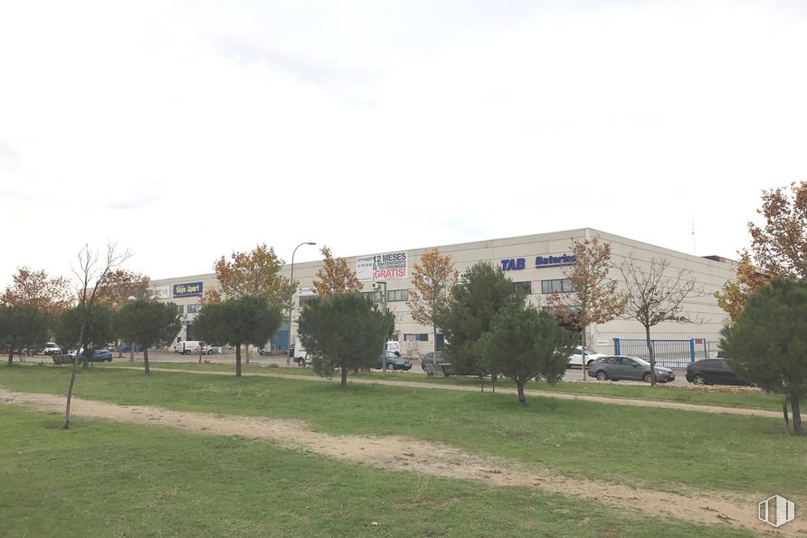 Nave en alquiler en Calle San Erasmo, Villaverde, Madrid, 28021 con edificio, cielo, nube, planta, árbol, lote de terreno, diseño urbano, hierba, paisaje y ciudad alrededor