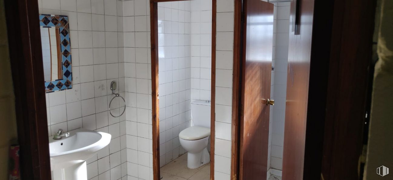 Industrial for sale at Avenida Yeseras, Valdemoro, Madrid, 28341 with sink, toilet, property, fixture, bathroom, blue, purple, door, wood and building around