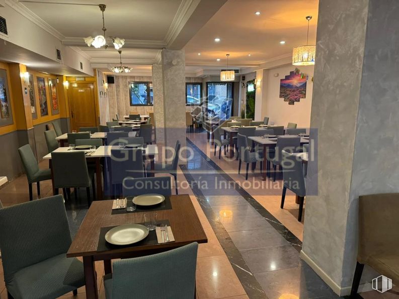 Local en alquiler en Barrio de Santo Domingo, Alcorcón, Madrid, 28921 con alumbrado, silla, lámpara, mesa, mesa, interiorismo, restaurante, puerta, techo y vidrio alrededor