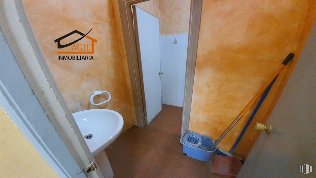 Retail for rent at Avenida Juan Carlos I, Leganés, Madrid, 28912 with sink, plumbing fixture, tap, building, wood, fixture, bathroom sink, bathroom, floor and house around