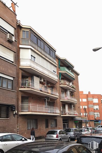 Local en venta en Calle Apóstol Santiago, 49, Ciudad Lineal, Madrid, 28017 con coche, ventana, edificio, cielo, propiedad, rueda, vehículo, neumático, luz de la calle y condominio alrededor