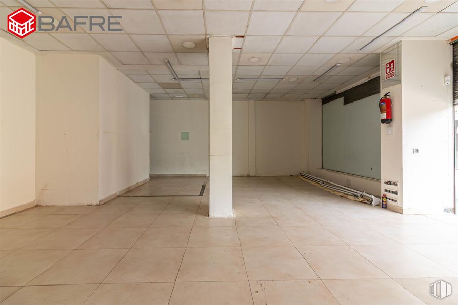 Retail for rent at Calle Antonio Salvador, Usera, Madrid, 28026 with flooring, floor, ceiling, interior design, composite material, tile flooring, hall, concrete, tile and building material around