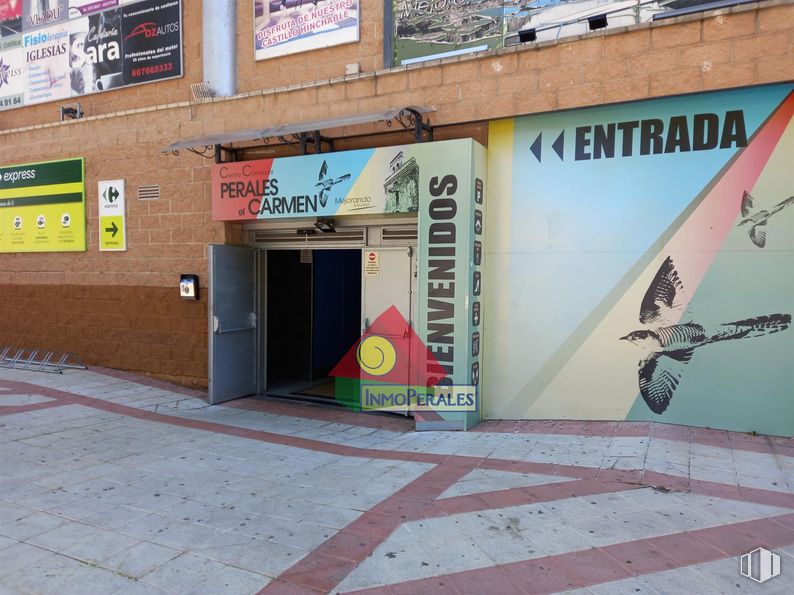 Local en alquiler en C.C Perales del Carmen, Calle Groenlandia, 6, Getafe, Madrid, 28909 con publicidad, logotipo y banner alrededor