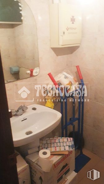 Retail for sale at Calle Presa, San Fernando de Henares, Madrid, 28830 with sink, packaged goods, white, plumbing fixture, bathroom, interior design, fixture, floor, tap and flooring around