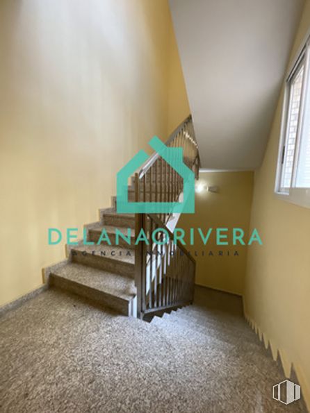 Oficina en alquiler en Calle Perú, Las Rozas de Madrid, Madrid, 28290 con persiana de la ventana, cama infantil, escaleras, ventana, edificio, madera, planta, suelo, casa y tinte para madera alrededor