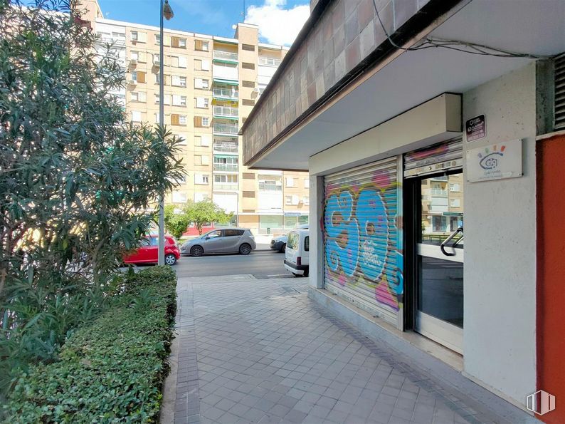 Retail for sale at Calle Arroyo Fontarrón, Moratalaz, Madrid, 28030 with car, building, plant, window, sky, vehicle, road surface, cloud, asphalt and wheel around