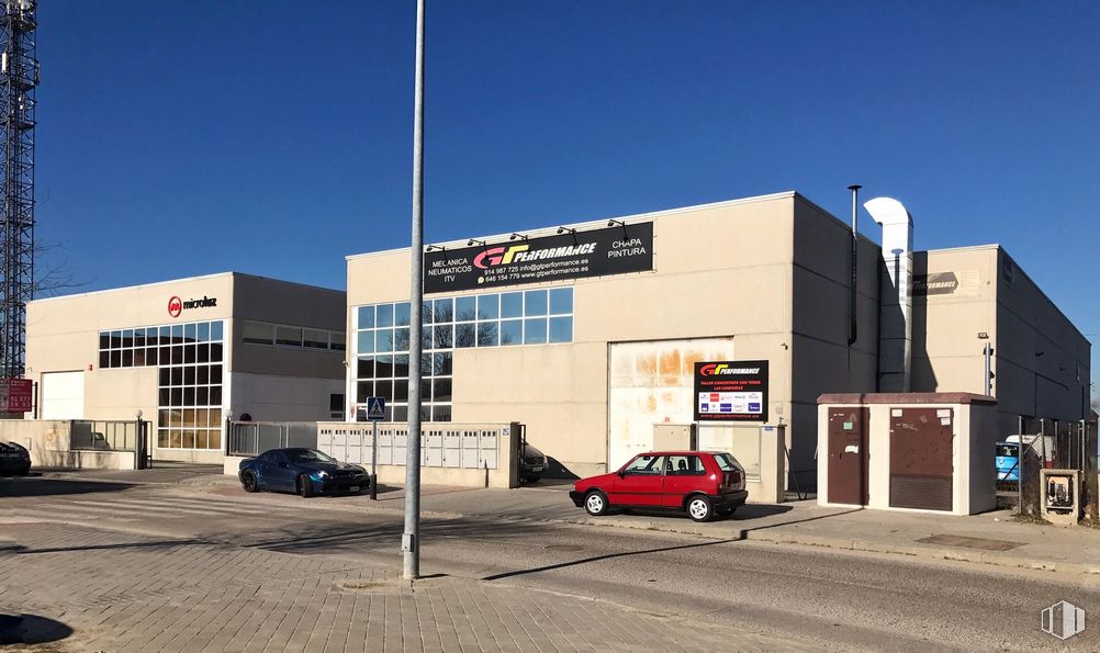 Nave en alquiler en Calle Avena, 24, Leganés, Madrid, 28914 con coche, luz de estacionamiento, cielo, rueda, neumático, vehículo, neumático de automoción, luz de la calle, edificio comercial y fachada alrededor