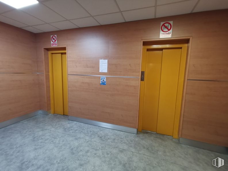 Oficina en alquiler en Avenida Córdoba, Usera, Madrid, 28026 con armario, propiedad, puerta, madera, pintura, piso, pared, pavimento, accesorio y techo alrededor