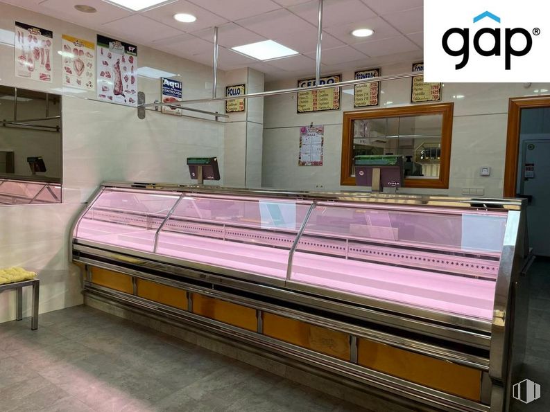 Retail for sale & for rent at Zona Hermanos Becerril, Cuenca, 16004 with cabinetry, building, lighting, interior design, fixture, machine, wood, rectangle, flooring and display case around