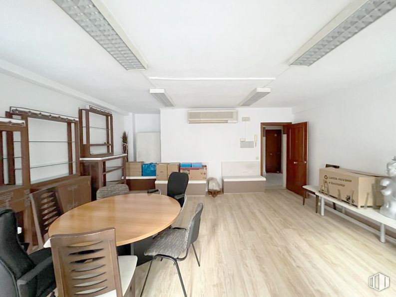 Oficina en alquiler en Calle Nuncio, Leganés, Madrid, 28912 con silla, mesa, mesa, mueble, madera, accesorio, pavimentos, diseño de interiores, edificio y puerta alrededor