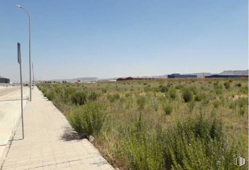 Land for sale at Sector SI-20 , Cabanillas del Campo, Guadalajara, 19171 with street light, sky, plant, ecoregion, land lot, natural landscape, road surface, asphalt, plain and grassland around