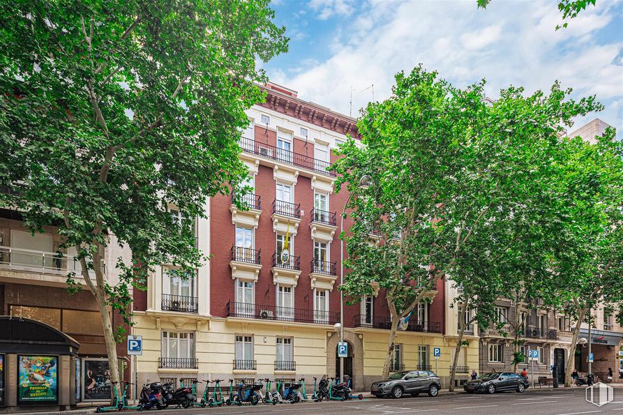 Office for rent at Calle Velázquez, 114, Salamanca, Madrid, 28006 with car, building, branch, city, neighbourhood, apartment, condominium, urban design, mixed-use and high-rise building around